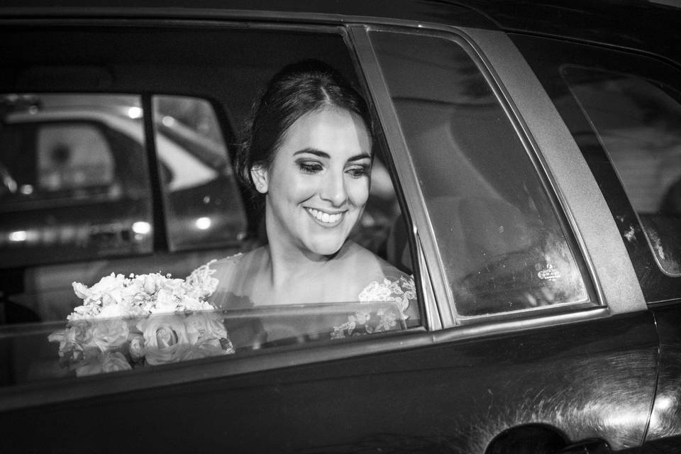 Novia en auto en boda