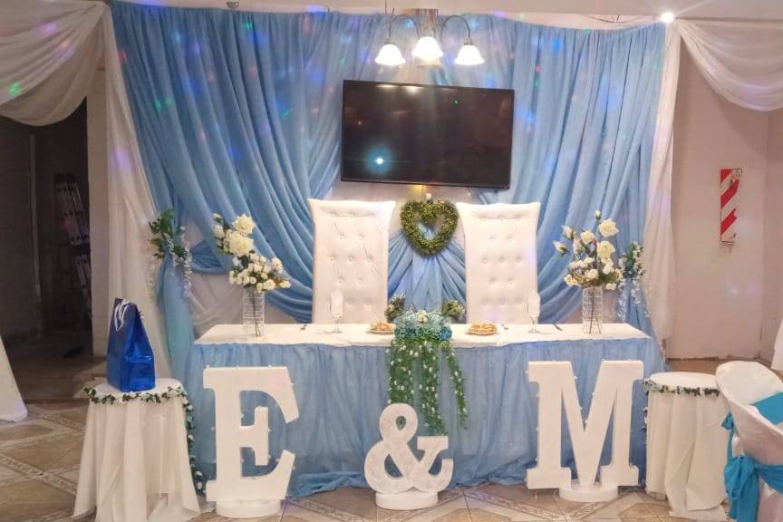 Mesa de novios decorada en azul