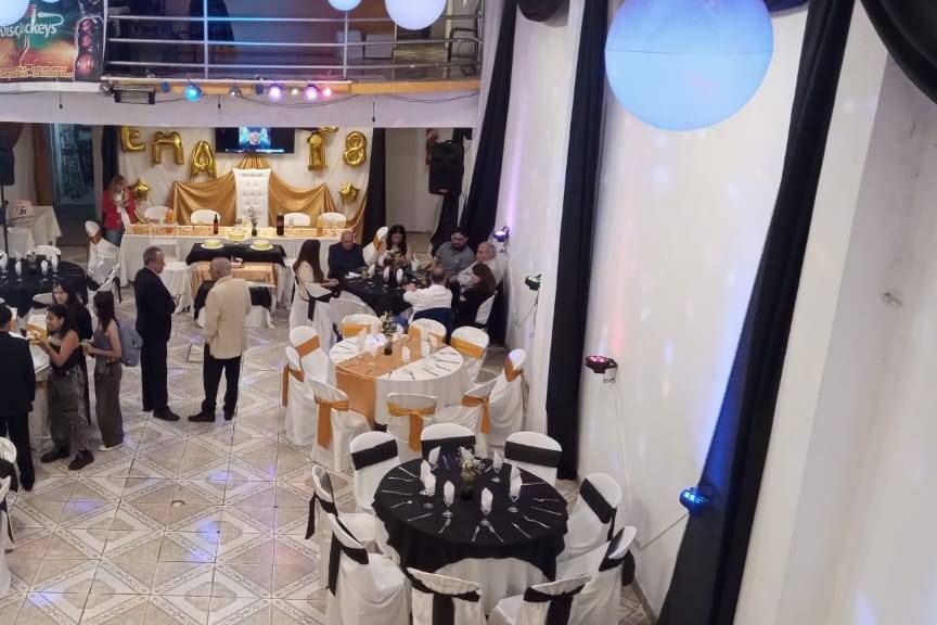 Evento con mesas redondas y manteles negro con blanco