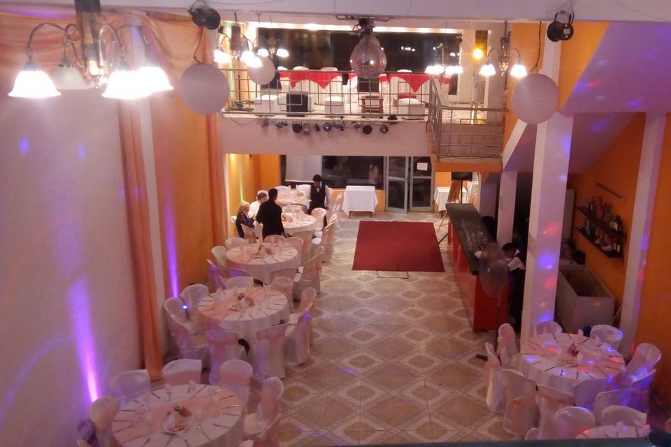 Evento con mesas a los laterales