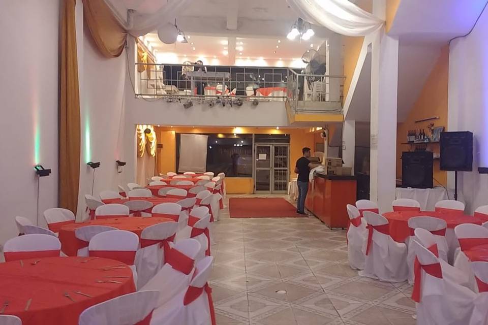 Mesas redondas con manteles blancos y naranjas