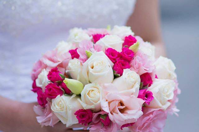 Pin by Expresiones Flores y Eventos on peceras  Crown centerpiece, Diy  wedding flowers, Wedding centerpieces