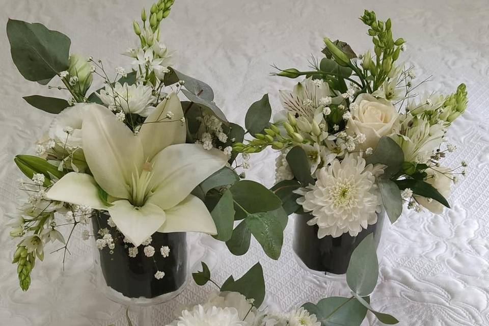 Pin by Expresiones Flores y Eventos on peceras  Crown centerpiece, Diy  wedding flowers, Wedding centerpieces