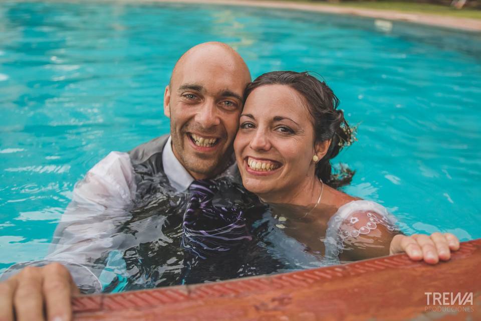 Novios en la piscina