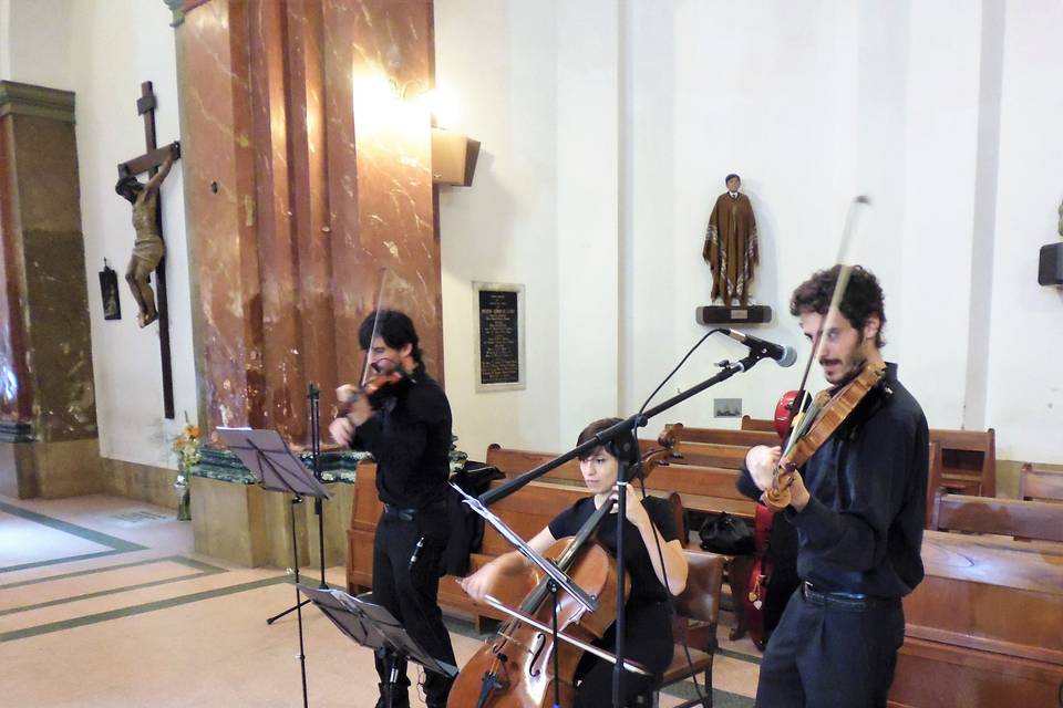 Dos violines y violoncelo