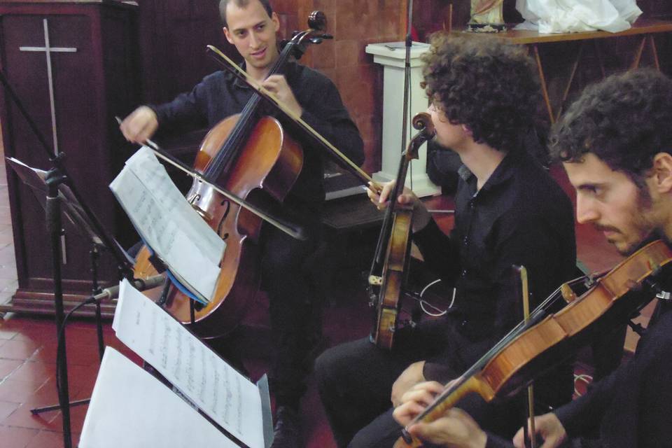 Dos violines y violoncelo