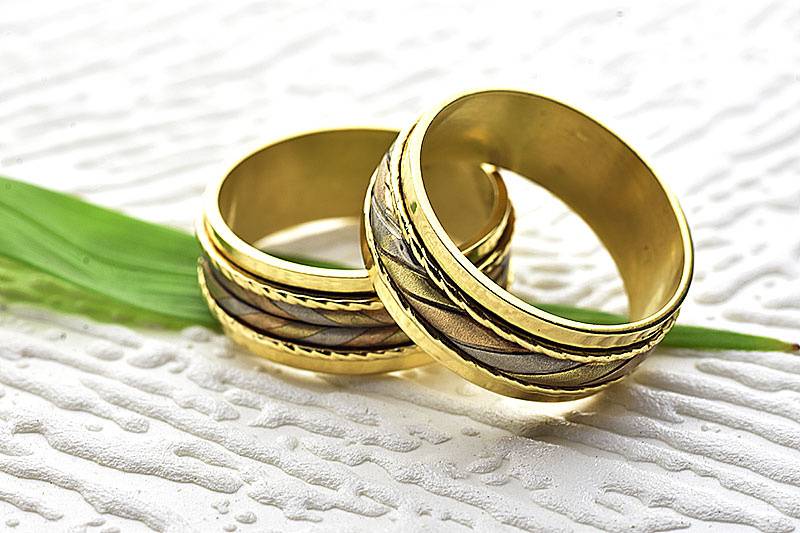 a menudo Prohibir Nominal Las mejores joyerías para las alianzas de oro y los anillos de compromiso