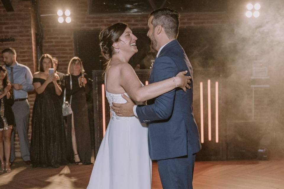 Recién casados bailando