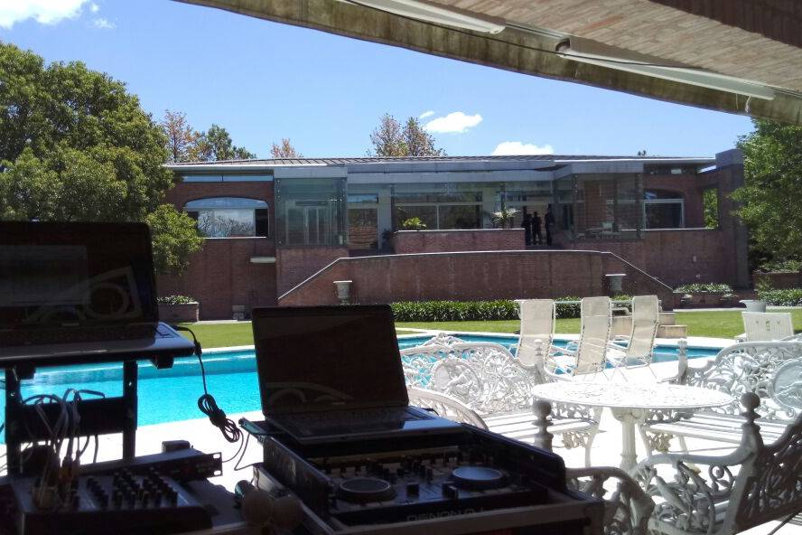 Cabina DJ pool party