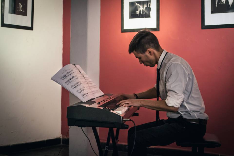 Pablo G. Cesar - Piano y canto