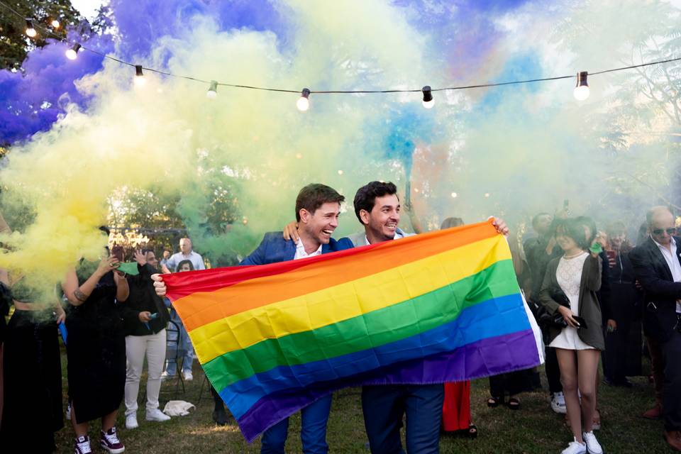Novios con la bandera LGBT