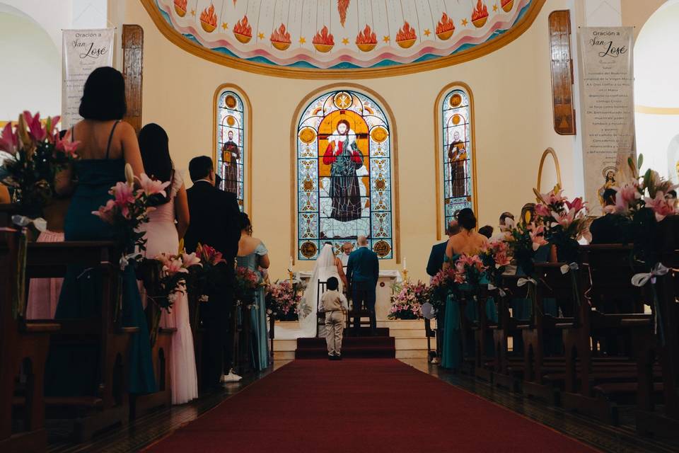 Novios en el altar