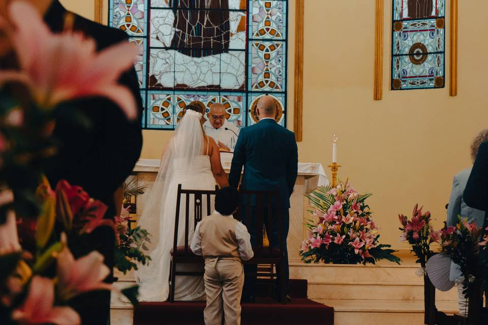 Novios en el altar