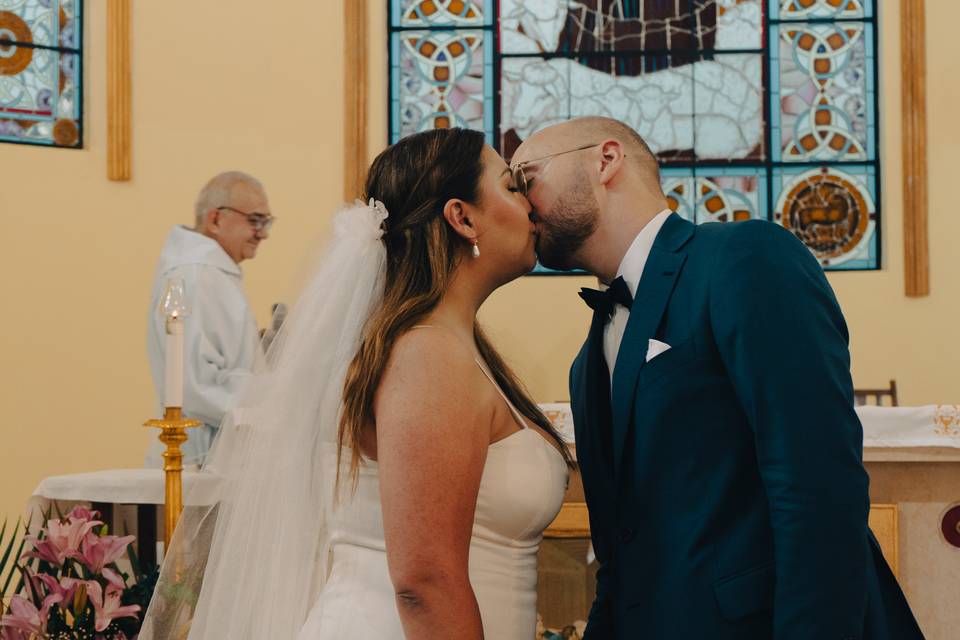 Beso de los novios