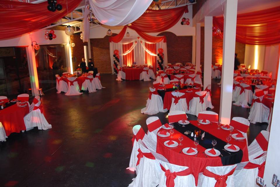 Salón decorado en rojo y blanco