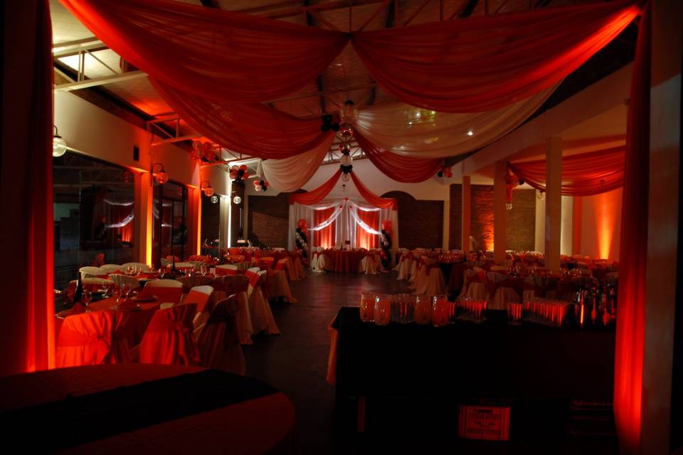 Salón decorado en rojo y blanco
