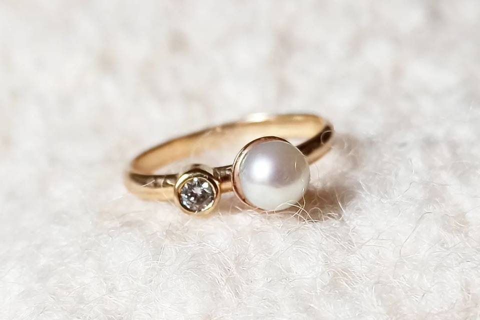 Anillo Luz. Diamante y perla.