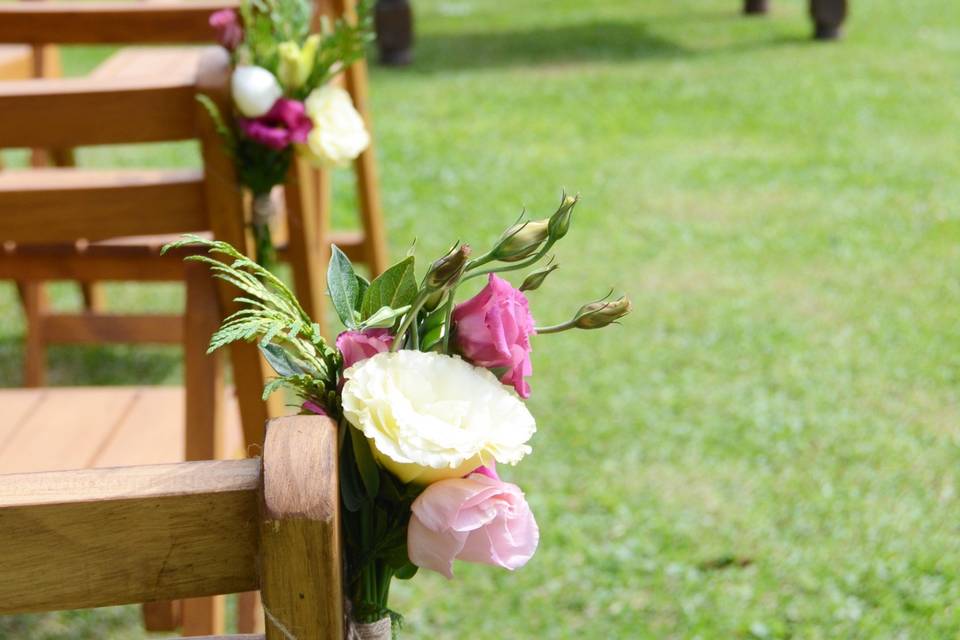 Flores en sillas de ceremonia