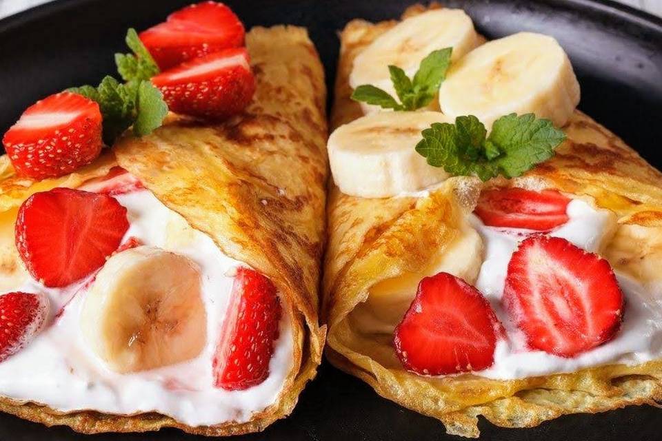 Crepes de crema y frutillas