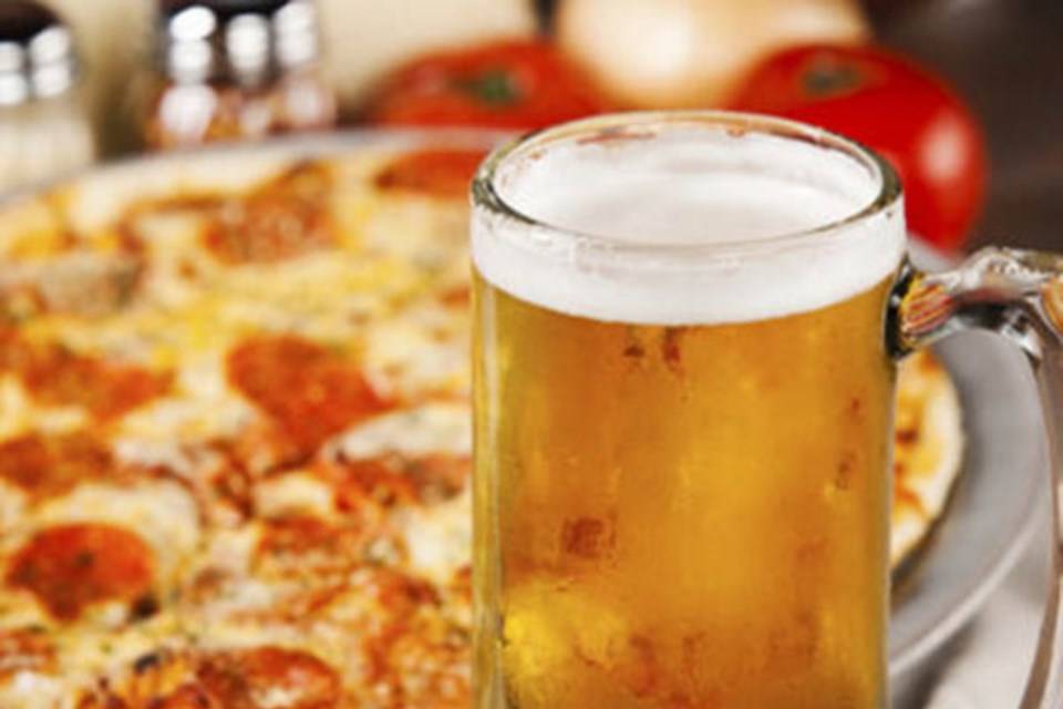 Pizza y cerveza