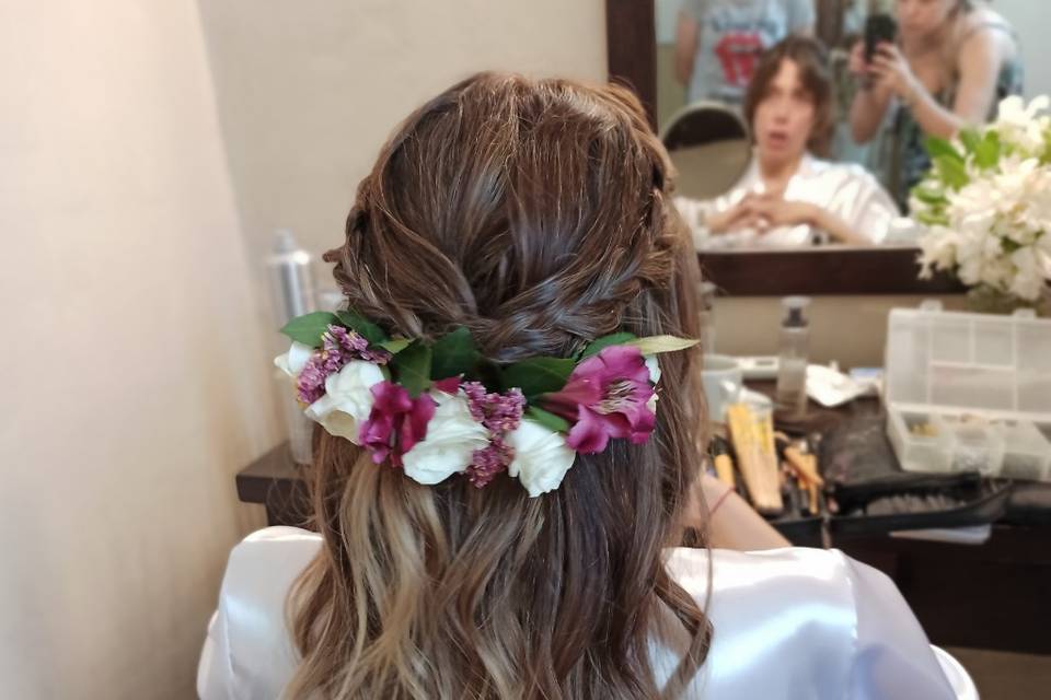Peinado con flores naturales
