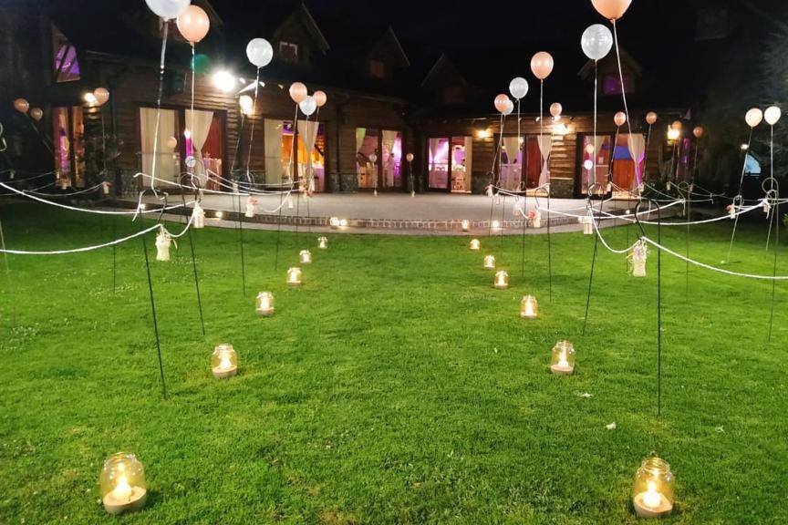 Jardín decorado con globos y luces