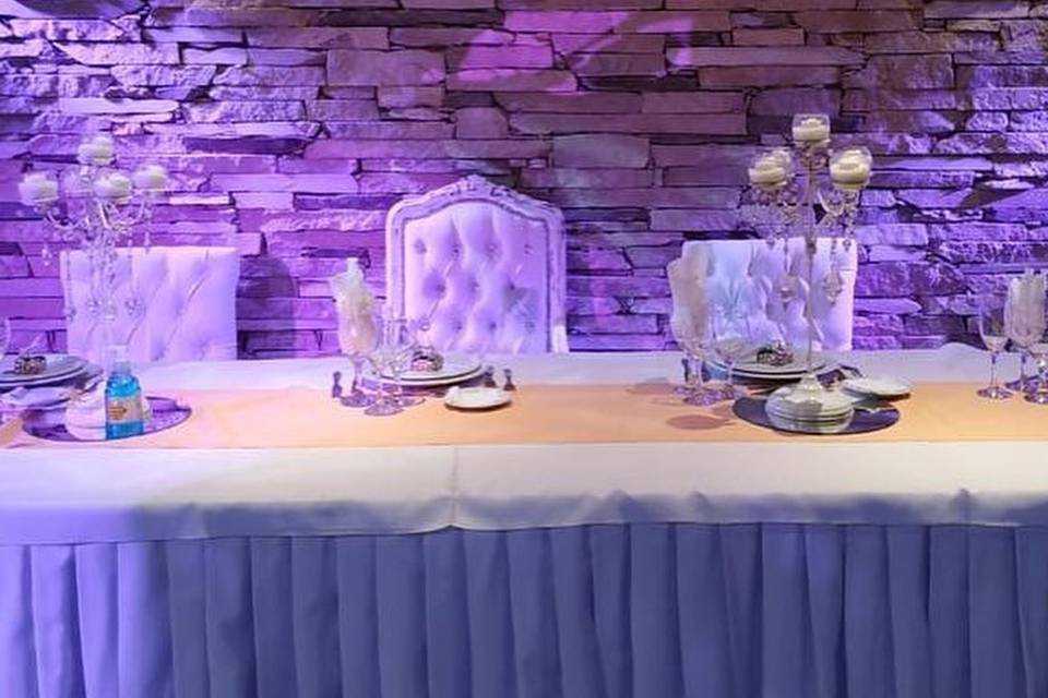 Mesa con sillas blancas y globos