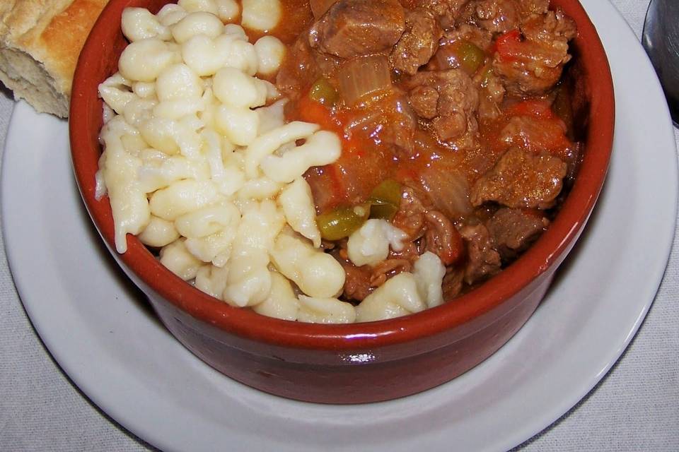 Cazuelas goulash con spatzle