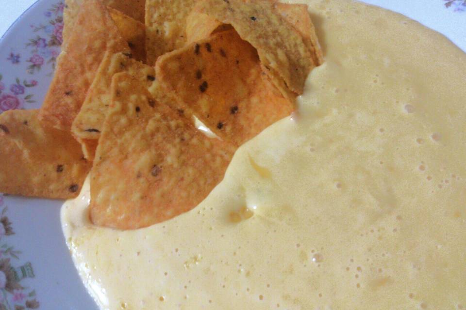 Nachos con salsa chedar