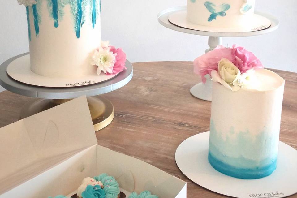 Mesa tortas de bodas variadas