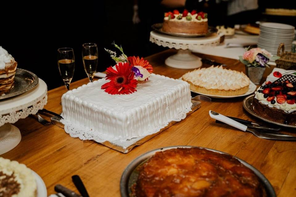 Torta de bodas y mesa dulce