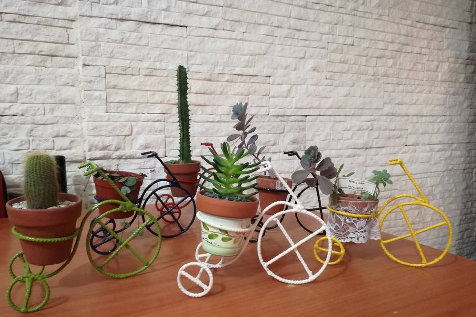 Triciclo con planta artificial