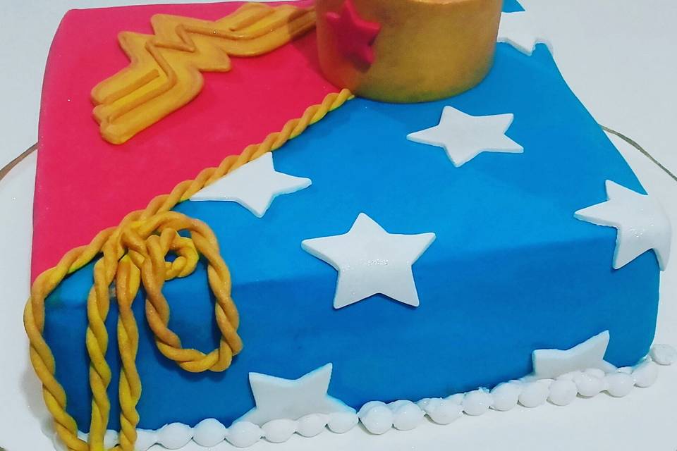 Torta mujer Maravilla para 50