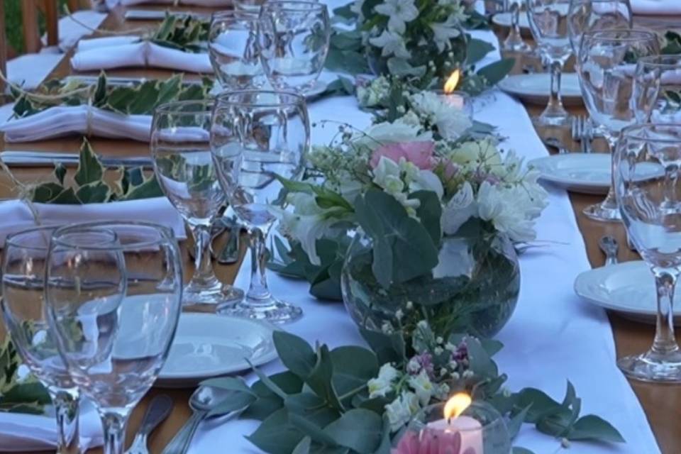 Mesa banquete con arreglo floral