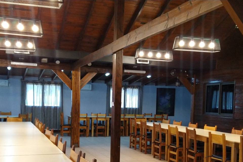 Salón con capacidad 80 pax