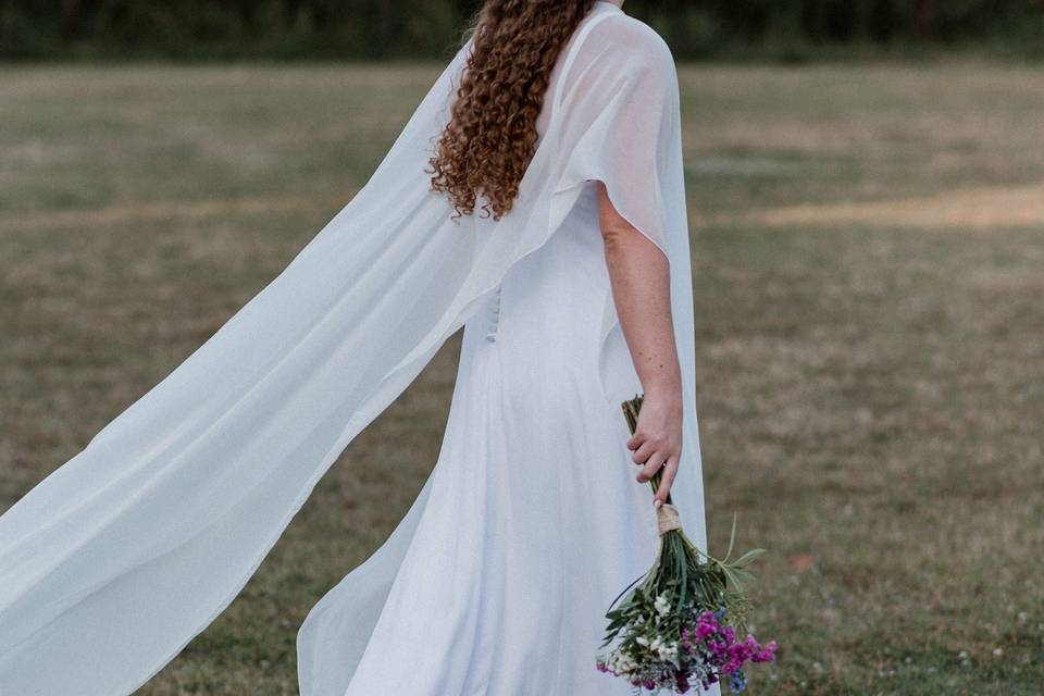 Vestido de novia con capa