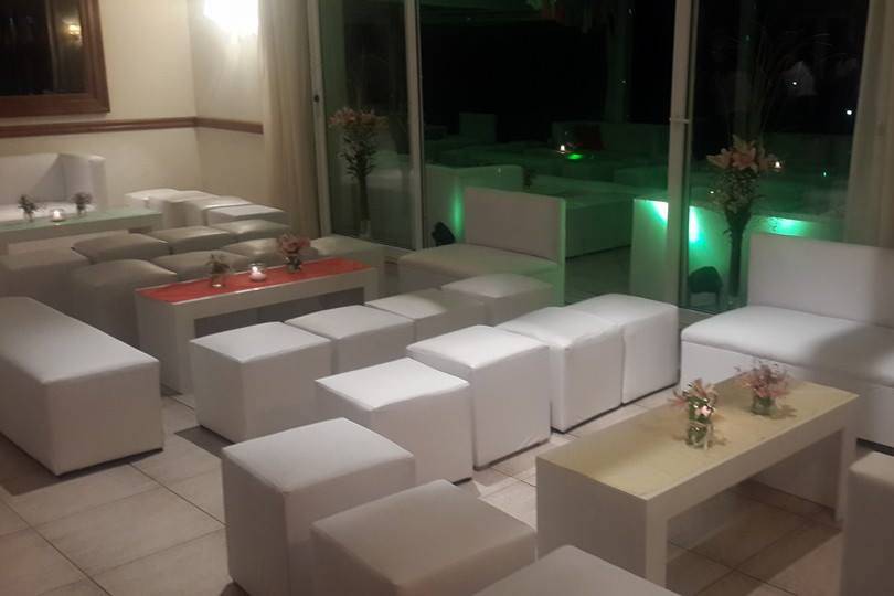 Salón recepción con livings