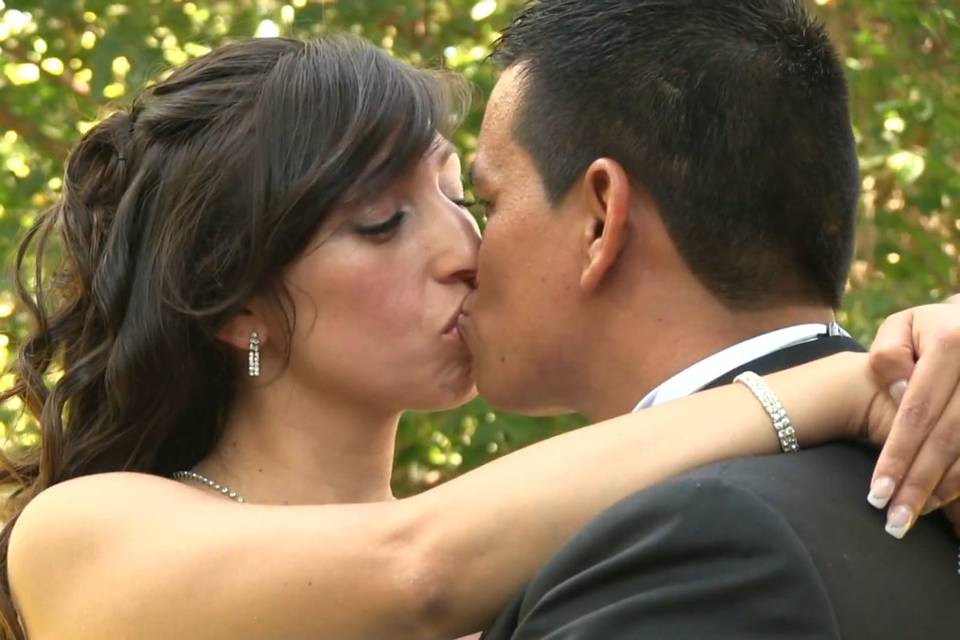 Besos, boda aire libre