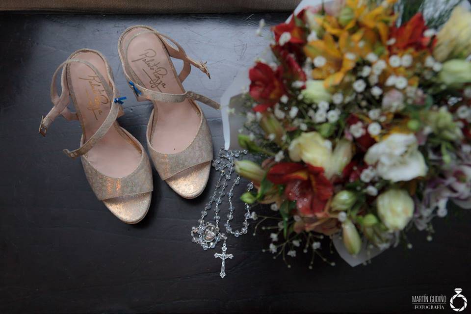 Zapatos, rosario, ramo