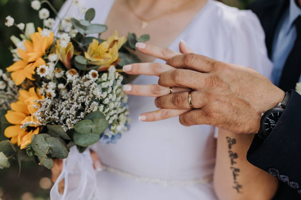 Manos, anillos, recién casados